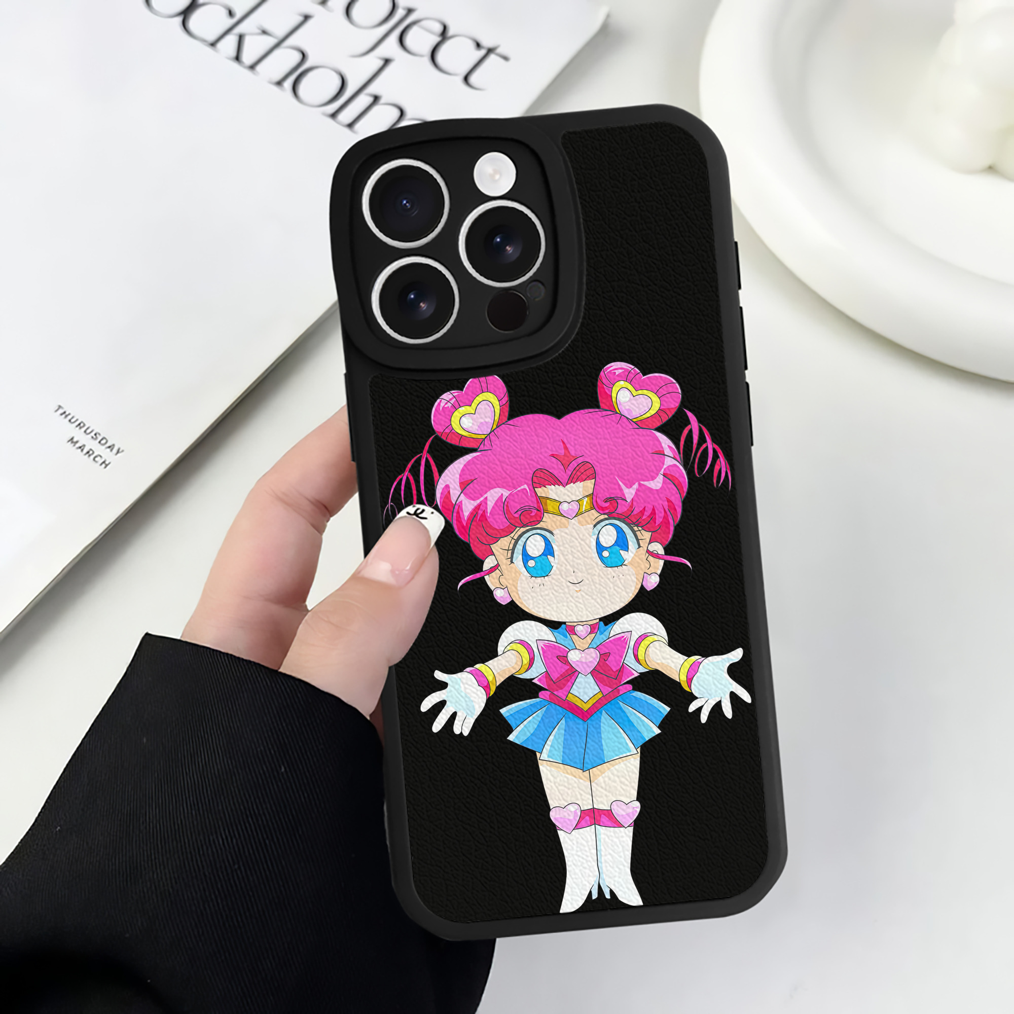 （画像用） 美少女戦士セーラームーン ちびうさ Sailor Moon Chibiusa Tsukino Usagi Small Lady Serenity 【iPhone 16シリーズ対応】シリコンスマホケース（レザー調） 材質：シリコン